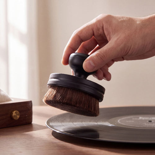Nettoyage d'un disque vinyle à la brosse antistatique, poussière soulevée par les poils