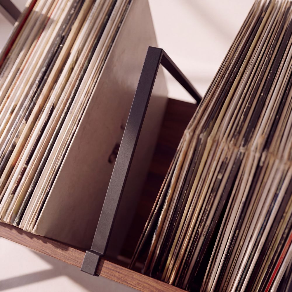 Séparateur central en métal noir du bac à vinyles, qui maintient les disques droits des deux côtés